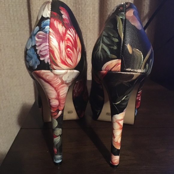 Floral Pumps - Picture 1 of 3